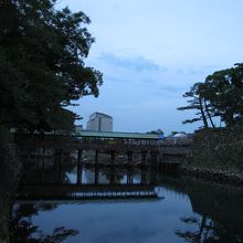 夕闇迫る公園
