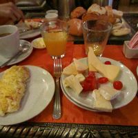 朝食。絞りたてオレンジジュースにパンがやたら旨い