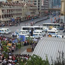 地下鉄１０号線豫園駅１号出口の交差点