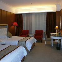 ソファーとテーブル、事務用机もある。　インターネット接続が無