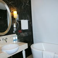 バスタブがゆったりできる。　スクリーンを開けると部屋が見える