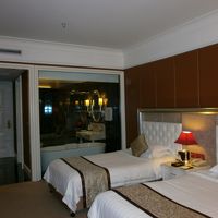 スクリーンを開けたバスルーム、奥にシャワールームもある