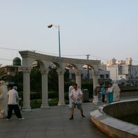 朝、ホテル前の広場で太極拳をする老人たち