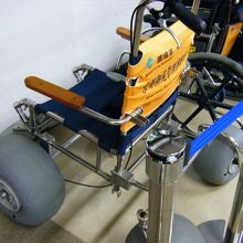 こんな太いタイヤの車いすなら砂利道も楽々移動　