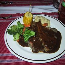 ラムチョップ、デミグラソースがけ