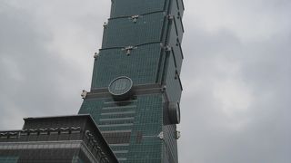 オープン前から並んでます。