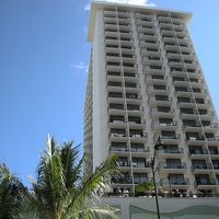 プールサイドからアロハフェスティバルのパレードを見学している