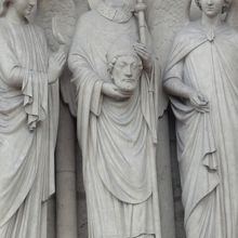 「斬り落とされた首を持った聖人」とのことです！