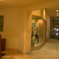 日本語対応デスクはベルデスクの奧　ガラスの扉