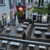 客室から見たレストラン。室内と室外があります。