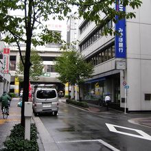 銀行の柱に碑文があります