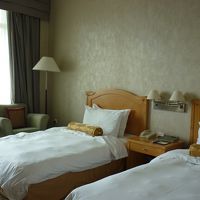 ベッドは快適　いいお布団　お部屋は外のライトアップで夜も明る