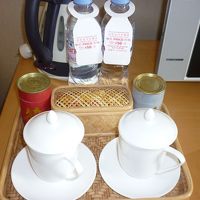 浴室に無料のお水が毎日２本あり。これは有料で一本５０元もする