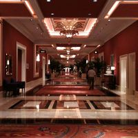 会議室などがある廊下。ここも広くてゴージャス。