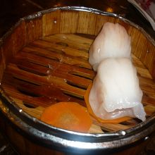 おすすめの蝦（海老）ぎょうざ　４個きます。人参に乗ってます