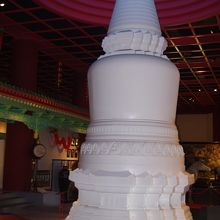 建物内の中央付近にあります