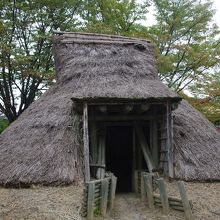 建物前にある古代復元住居