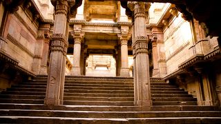 現在改修中だが、階段井戸の美しさは必見