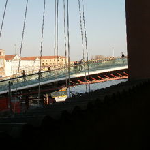 ホテルから眺めるガラスの橋