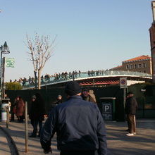 ローマ広場から駅へ繋がる橋