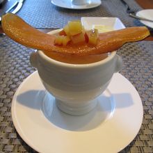 スープ　好みでキューブ状のオレンジ煮を入れて