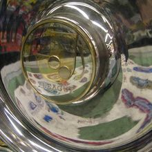 中心部にロゴの浮き彫り