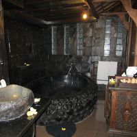 ベッドルーム部屋にある大きな石のお風呂です