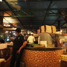 中央にピザ釜が　イタリア人のチーフ仕切って