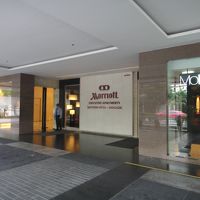 玄関には絶えずガードマンが