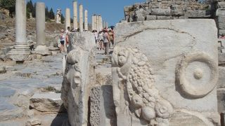 ギリシア建築群が残る都市遺跡