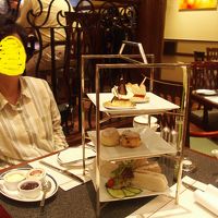 後ろの人はYシャツ姿です、日本のホテルと同じ感じです