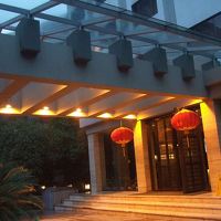 通りからずっと奥まるエントランス