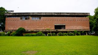 コルビジェ設計の美術館だが、手入れが行き届いていない