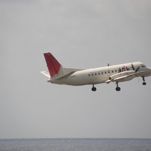 喜界島へ飛び立つ機材