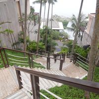 こんな急な階段でメイン棟へ行きます。