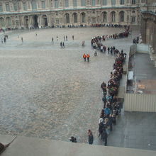 ピラミッドの地下入り口から広場までの行列。