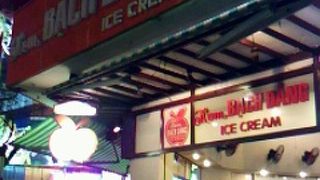 真っ赤なリンゴの看板が目印