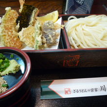 天ざるうどん1,180円。うどんツユに天ぷらが妙にマッチ。