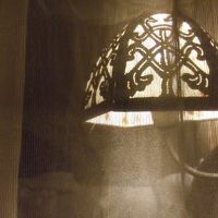 ベッドサイドの透かし彫りのランプ