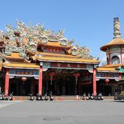 屏東駅前の立派な寺院