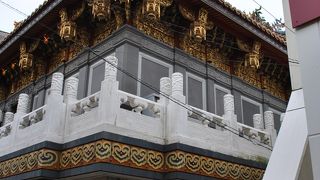 隣の中華学院の壁、彫刻美に注目