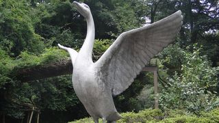 金沢城公園外周にある銅像がちりばめられた小径