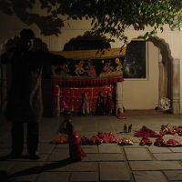 中庭でのパペットショー