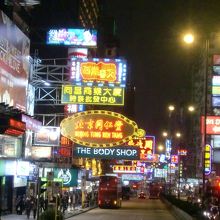 看板の数は減ったといわれるけれど、やっぱり迫力！