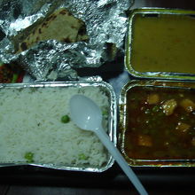 列車内で売っているお弁当（夕食）６０ルピー