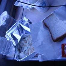 朝食、パンにはさむこの卵が緑の唐辛子入りで美味しい。