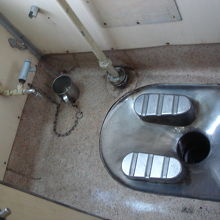 トイレの排泄物はそのまま線路へ落ちるシステム。