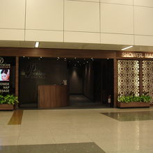 到着口を出て、左右にシャワー施設２か所あります。