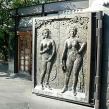 斬新な山門の一心寺（いっしんじ）