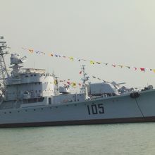 中国海軍の軍艦が停泊中